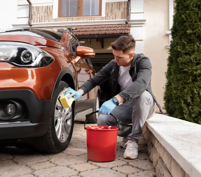 Lavage auto à domicile Plougoumelen : professionnel intervenant sur un véhicule